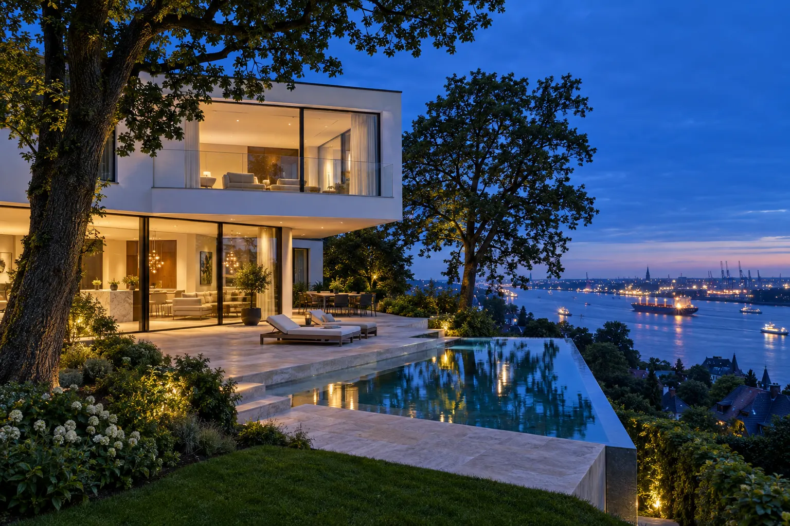 Weiße Villa mit Pool am Elbhang zur blauen Stunde